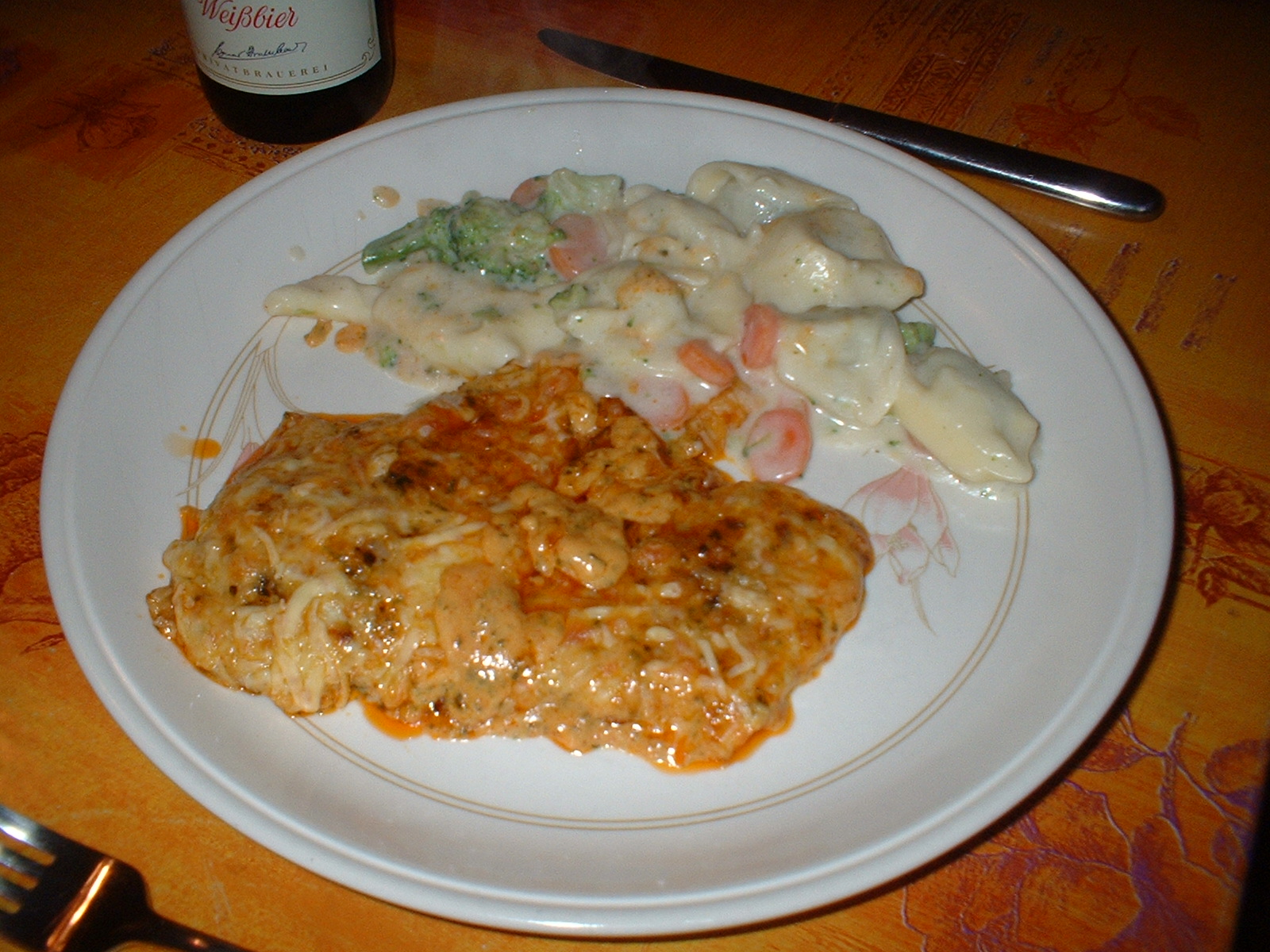 Bolognese Schnitzel mit Tortellini in Gemuese