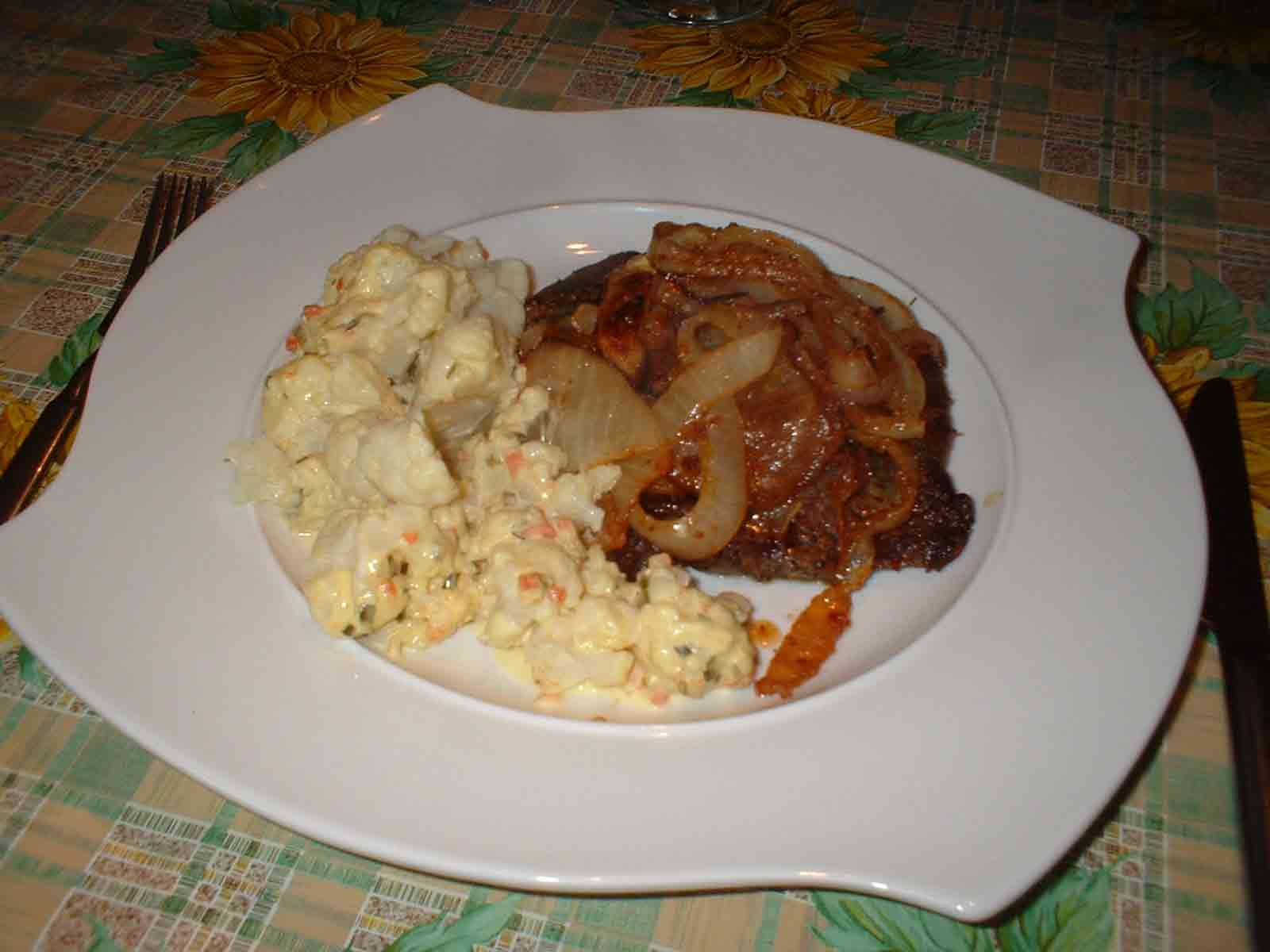 Entrecote mit geroesteten Zwiebeln und Blumenkohl mit Daenischer Remoulade