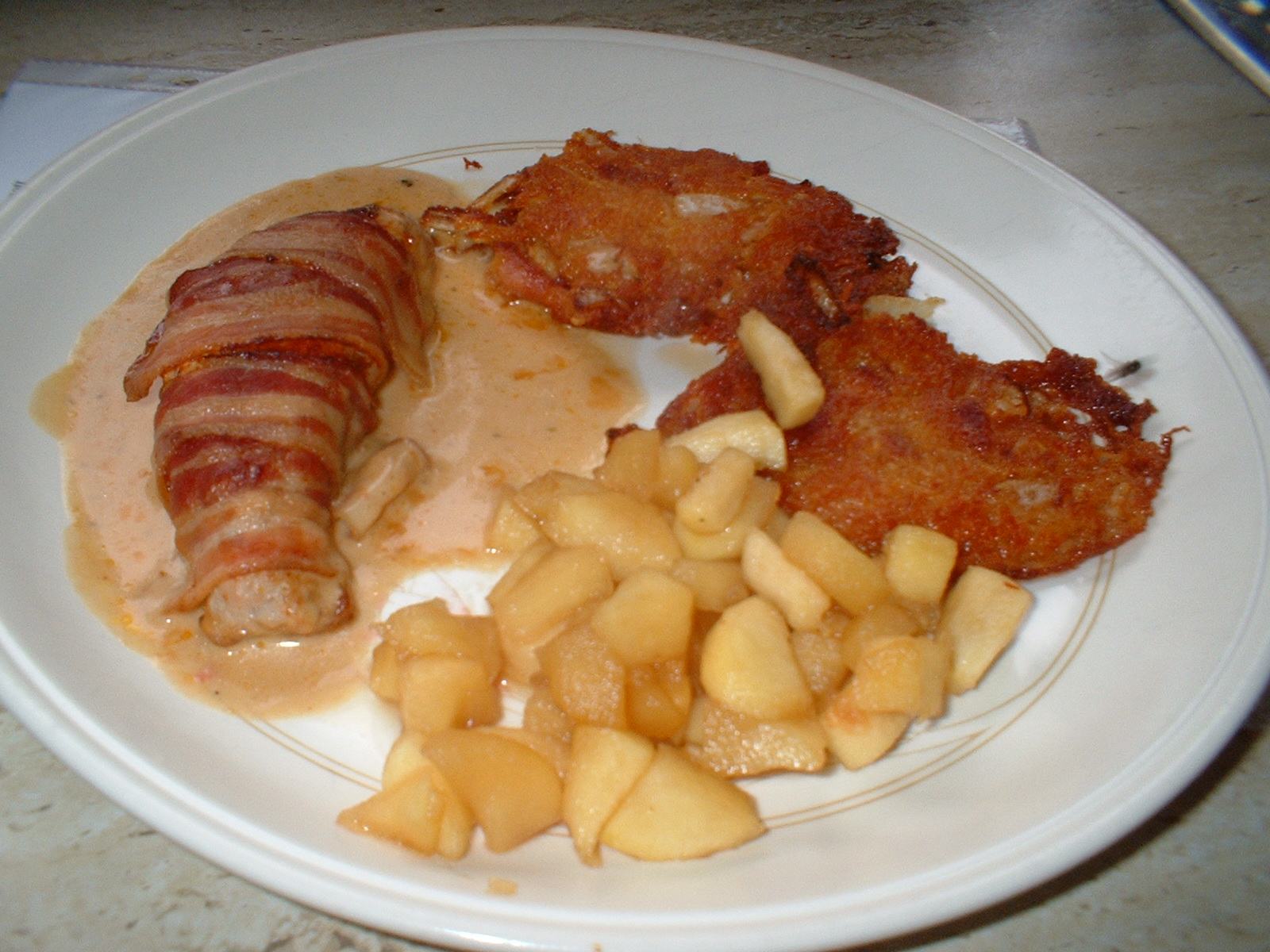 Hasenrueckenfilet mit karamellisierten Apfelkompott und Kartoffelpuffer ...