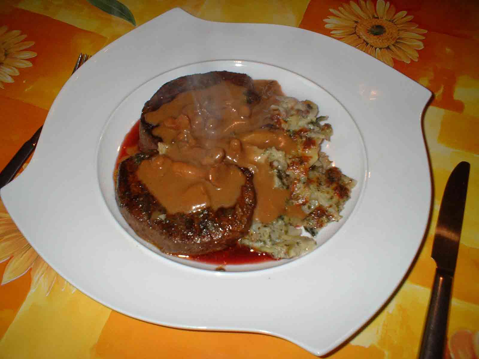 Hubertus Filetsteak mit Pfifferlingsrahmsauce an Wirsing