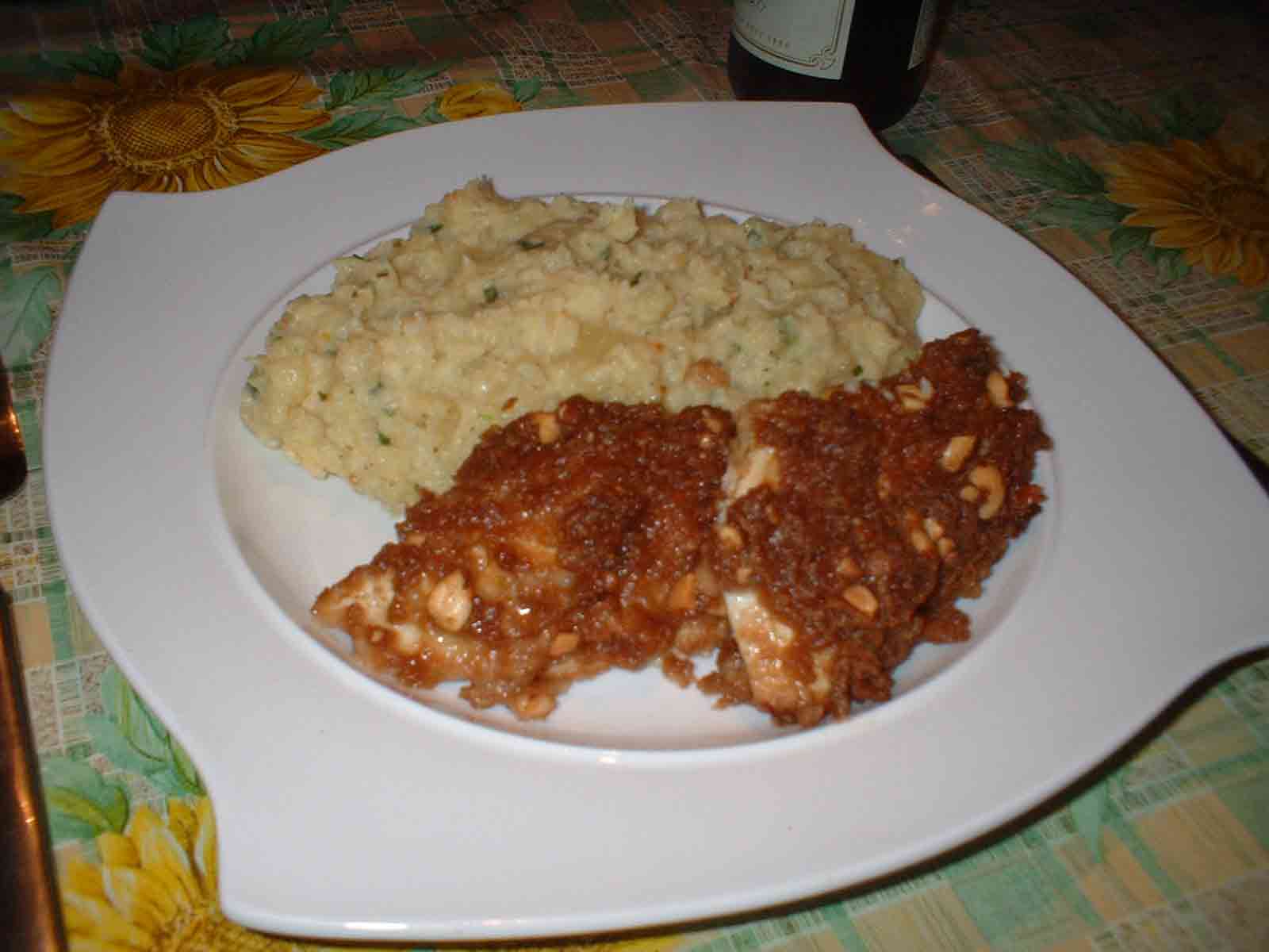 Huehnerbrust mit Erdnuessen an Kartoffelpueree mit Knoblauch und Kreautern