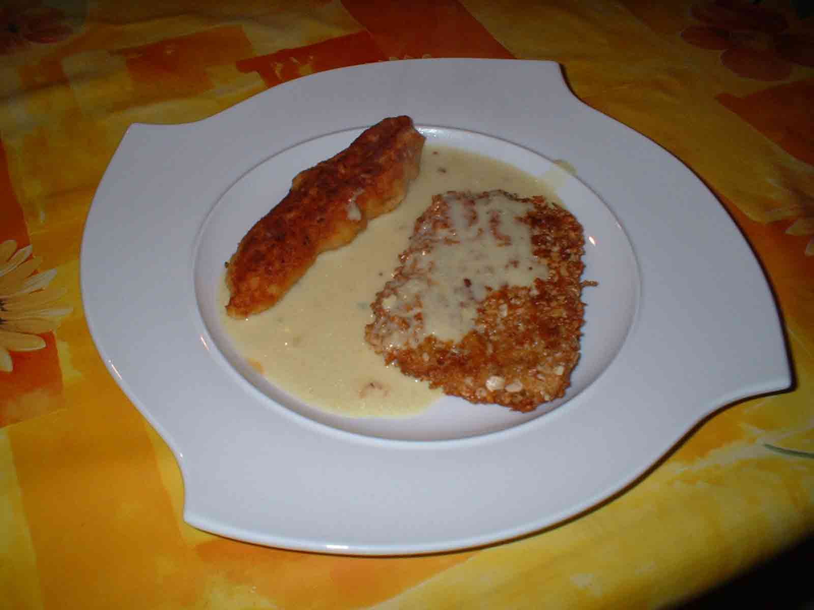 Knusprige Putenbrust mit Bananensauce an Kartoffelwuerstchen