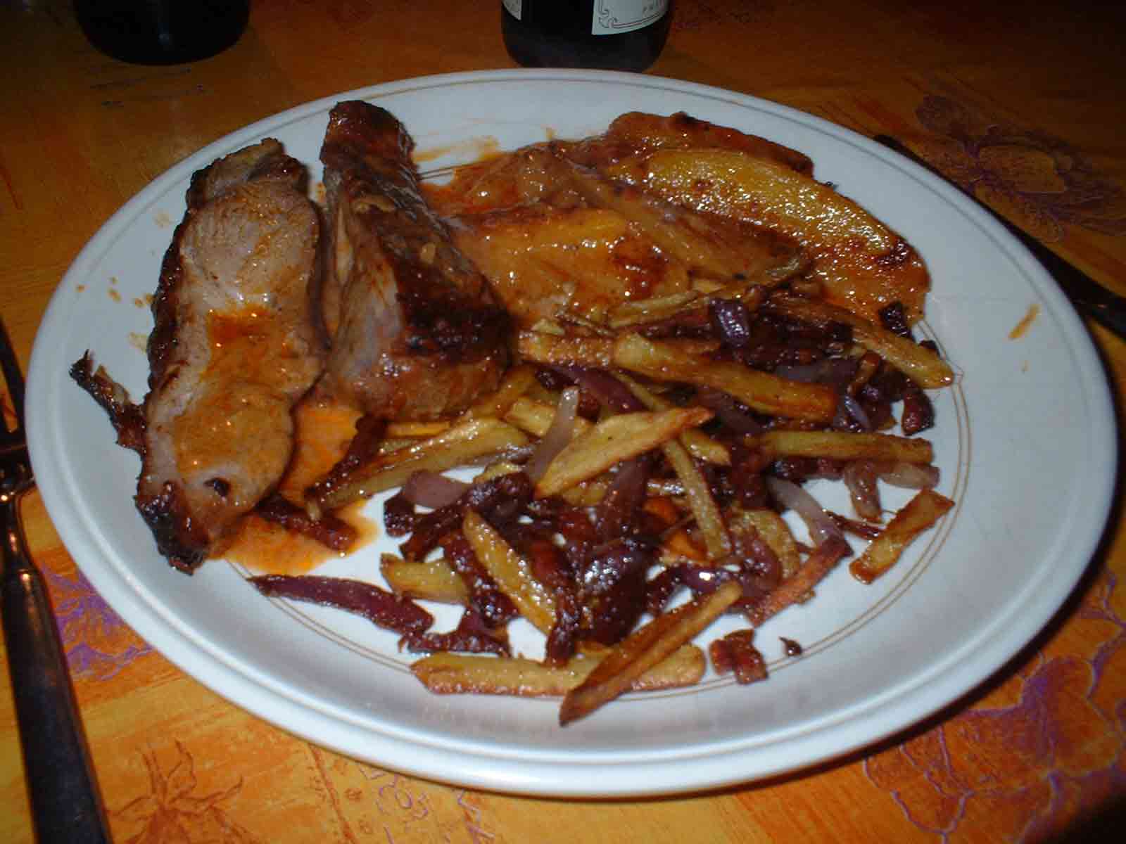 Putenoberkeulenbraten mit Mangosauce und Kartoffelstaebchen mit Speck ...