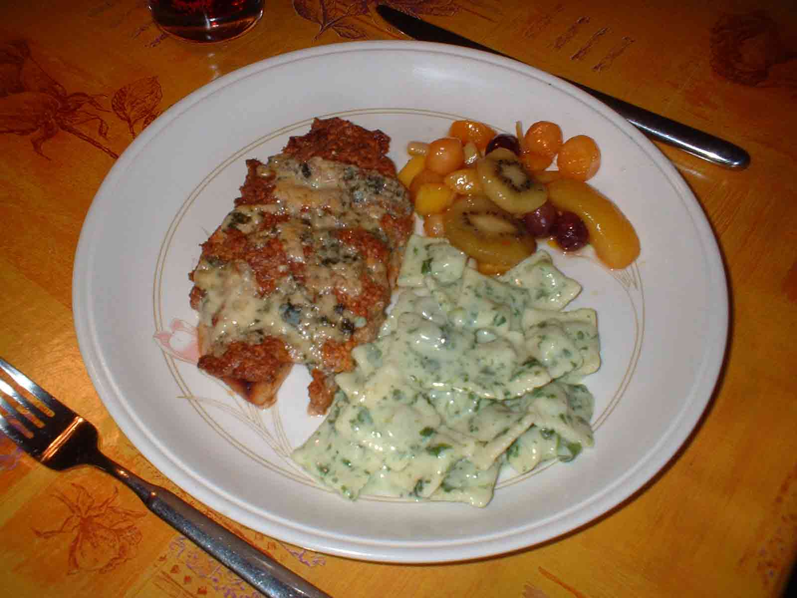 Putenschnitzel mit Bratwursthaube und Gorgonzola