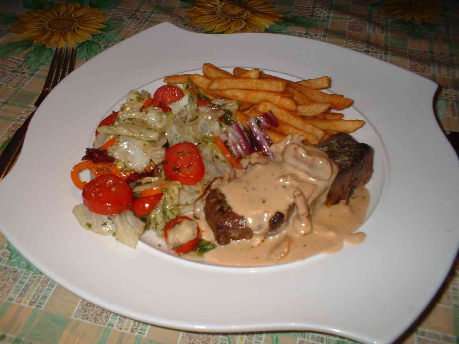 Rumpsteak mit Pfifferlingssauce an buntem Salat mit knusprigen Frites