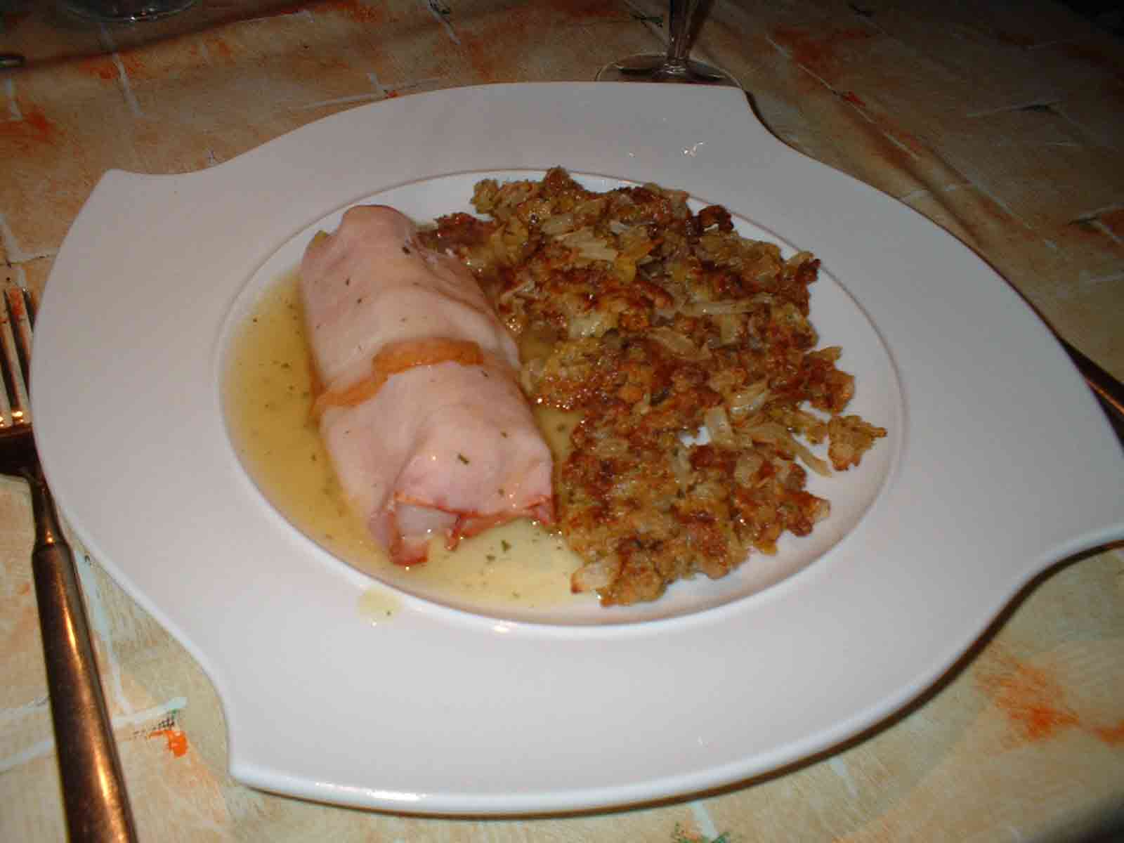 Zwiebelkruestchen an Spargelpaeckchen mit Wiemys leichte Hollandaise